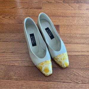 Stuart Weitzman Ivory Cream Classic Pumps Size 7.5 Cap Toe Slip Block Heels